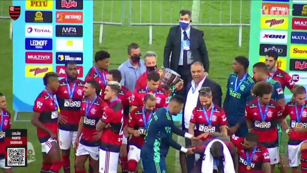 Flamengo celebrate with Guanabara Cup trophy